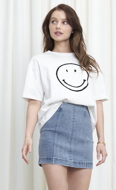 EMBROIDERED SMILEY TEE - WHITE/BLACK