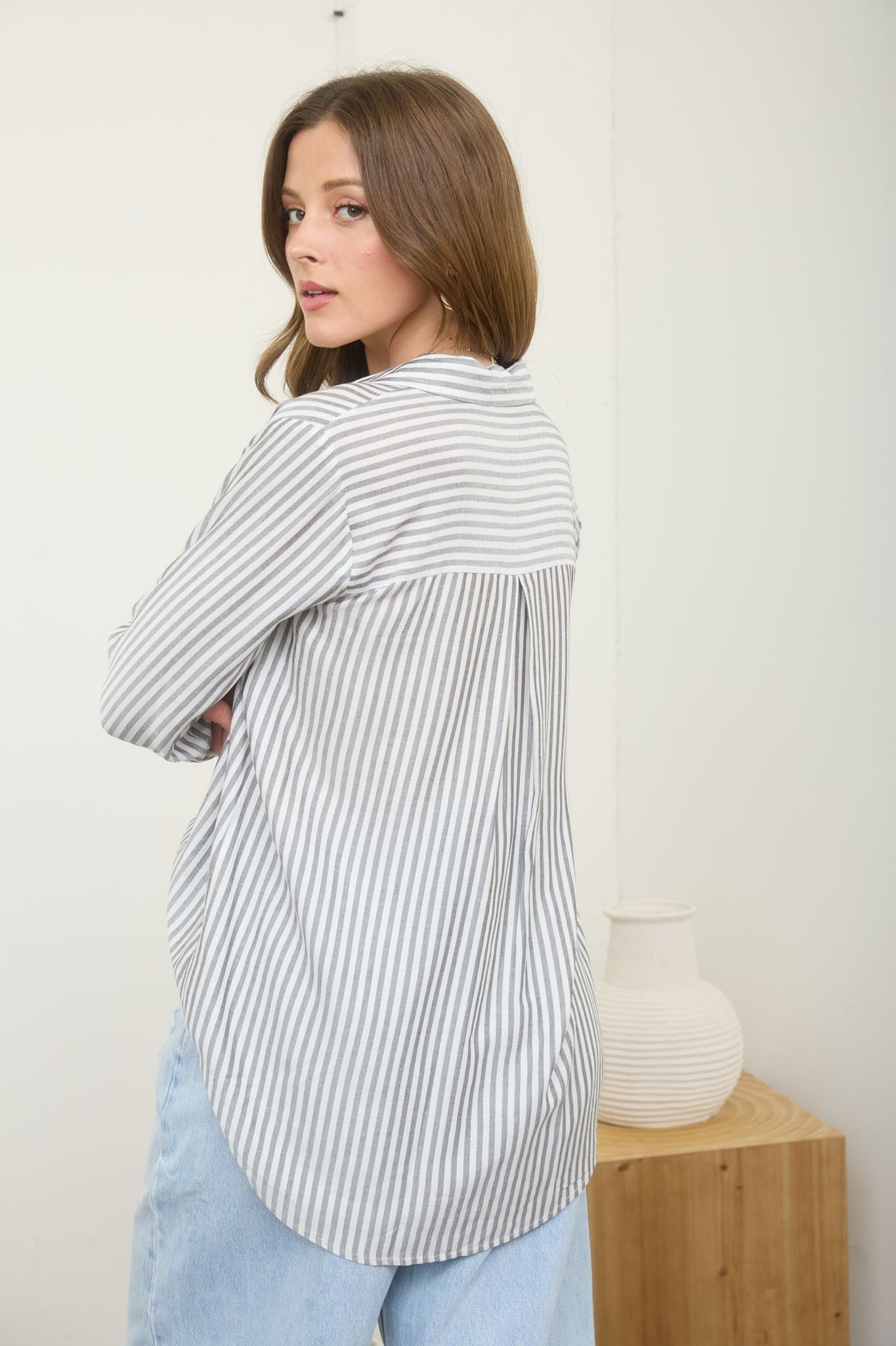 THE STRIPE COLLARED BUTTON DOWN | GRAY