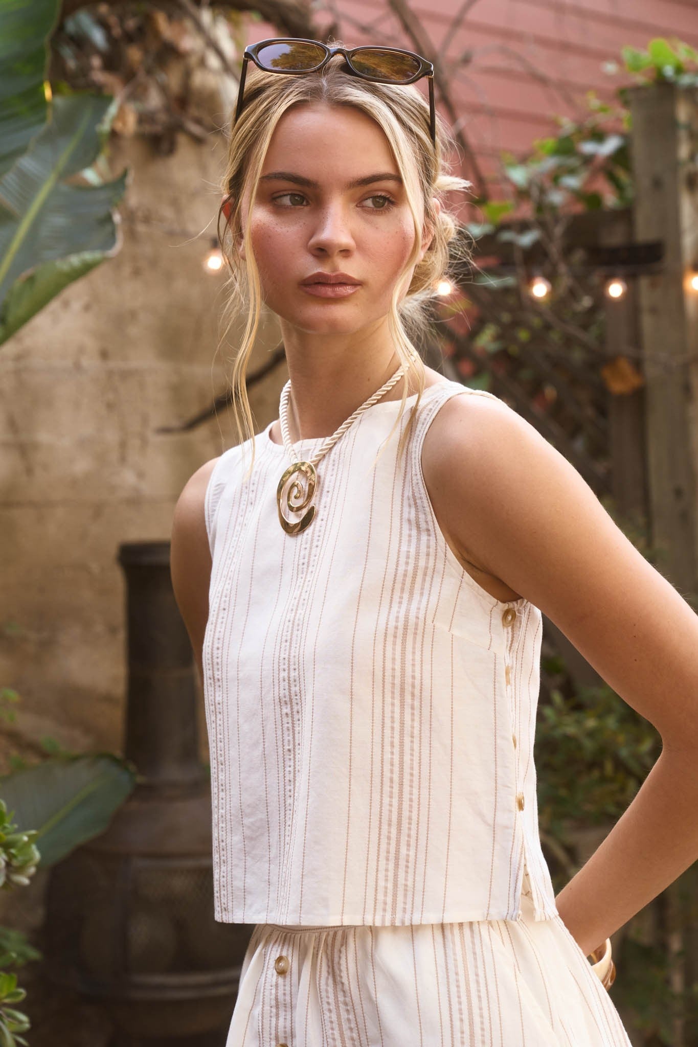 THE STRIPE SLEEVELESS SIDE BUTTON DETAIL TOP