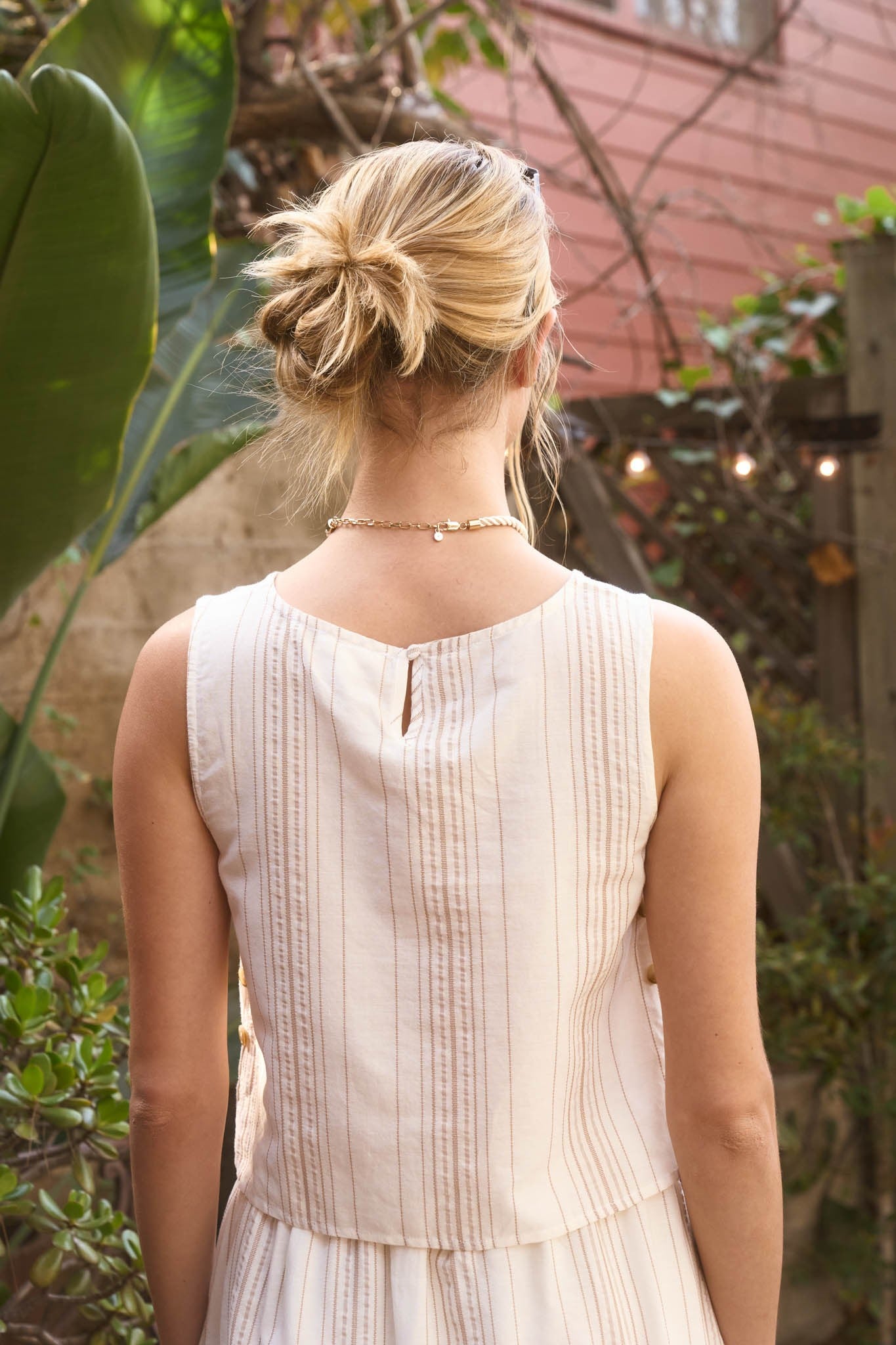 THE STRIPE SLEEVELESS SIDE BUTTON DETAIL TOP