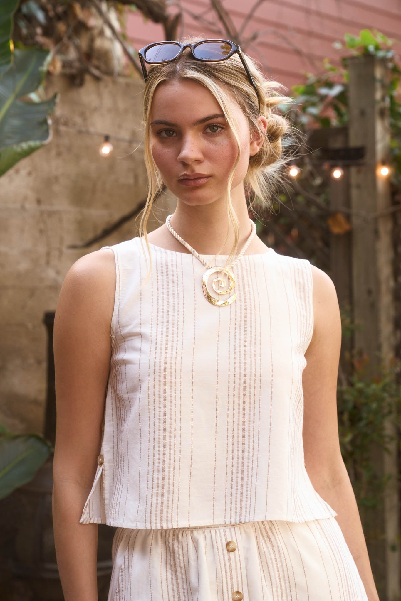 THE STRIPE SLEEVELESS SIDE BUTTON DETAIL TOP