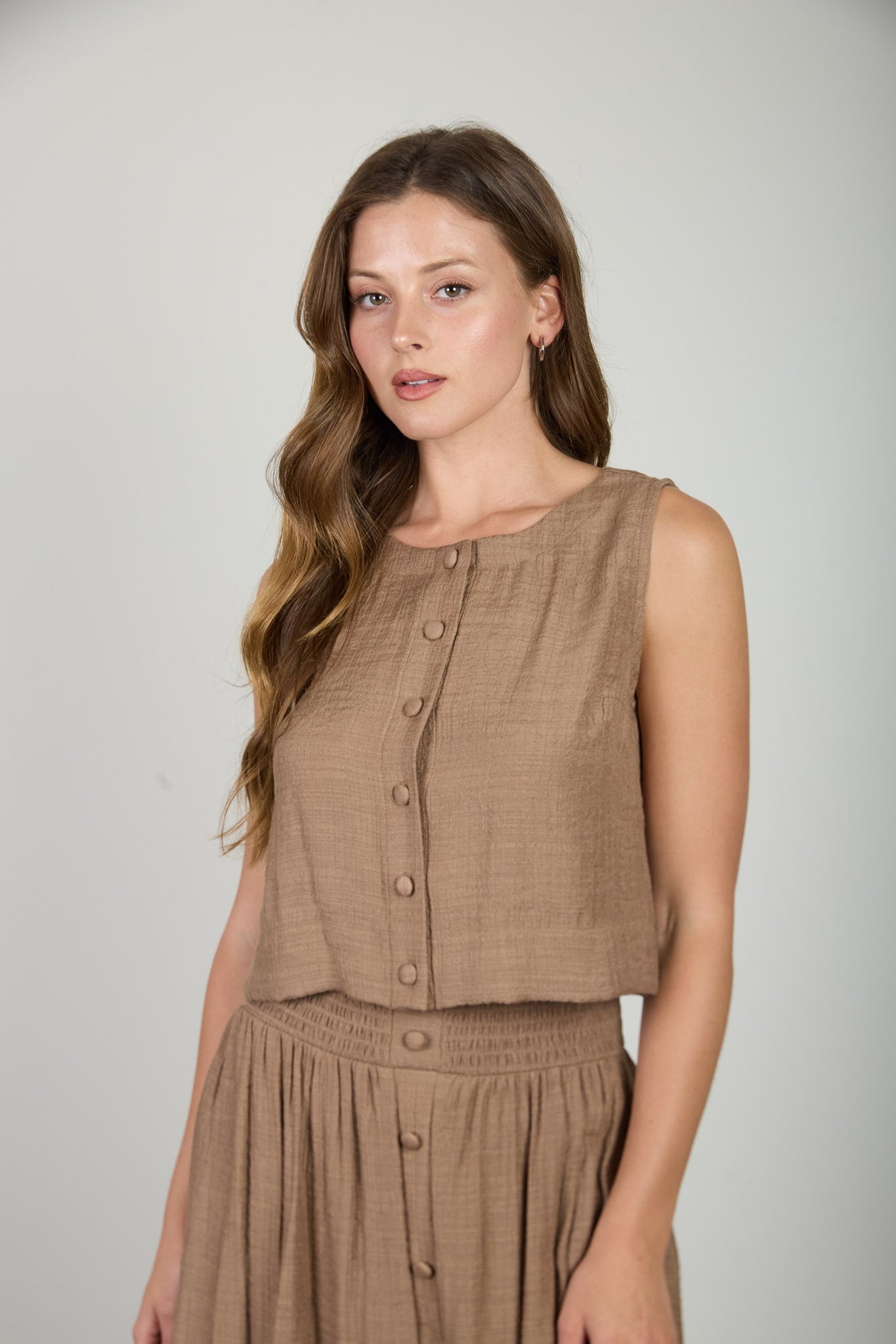 THE TEXTURED BUTTON DOWN SLEEVELESS TOP