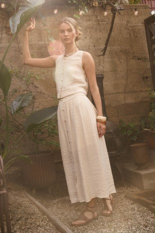 THE TEXTURED BUTTON DOWN SLEEVELESS TOP