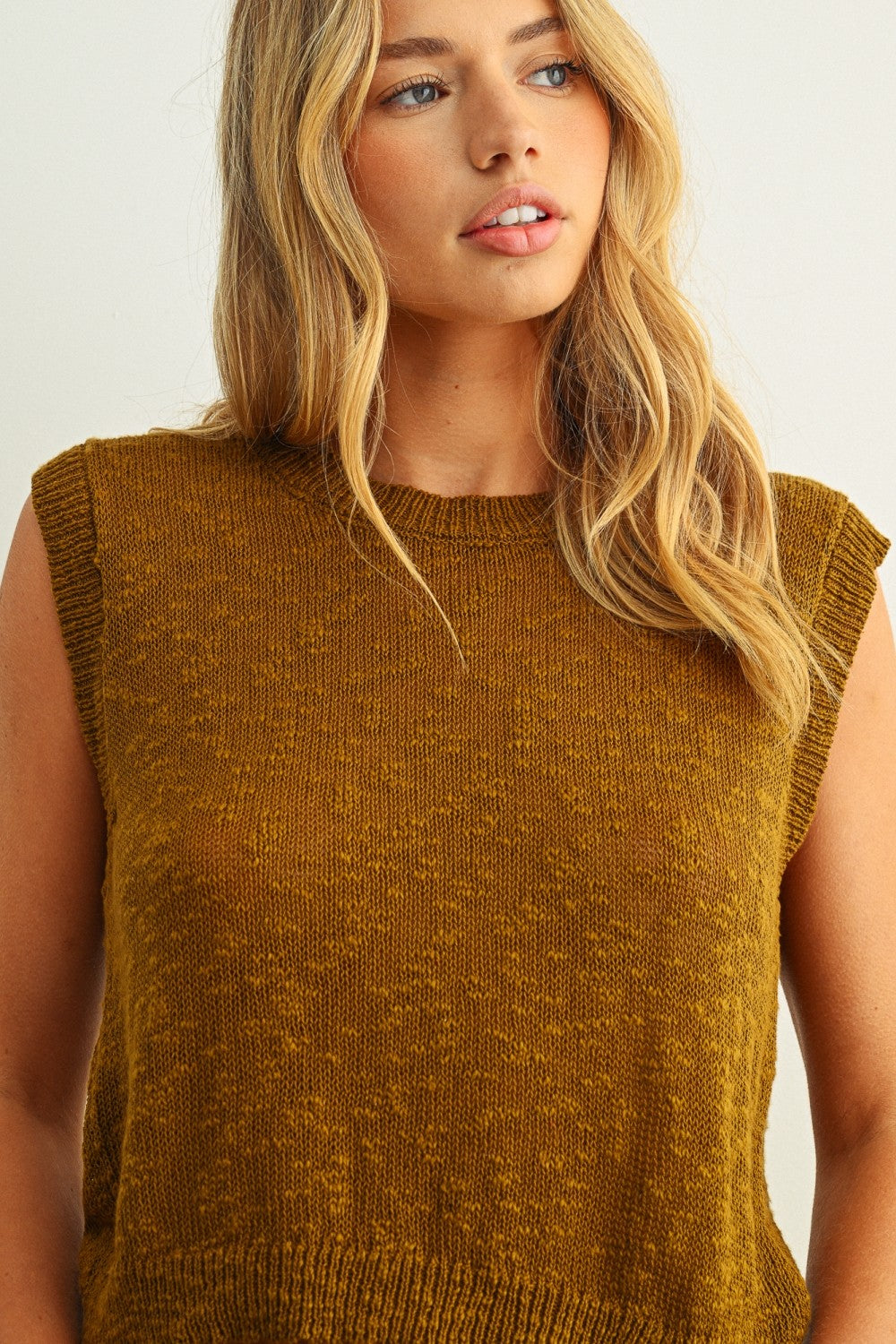 THE OMBRE STYLE SLEEVELESS KNITTED TOP
