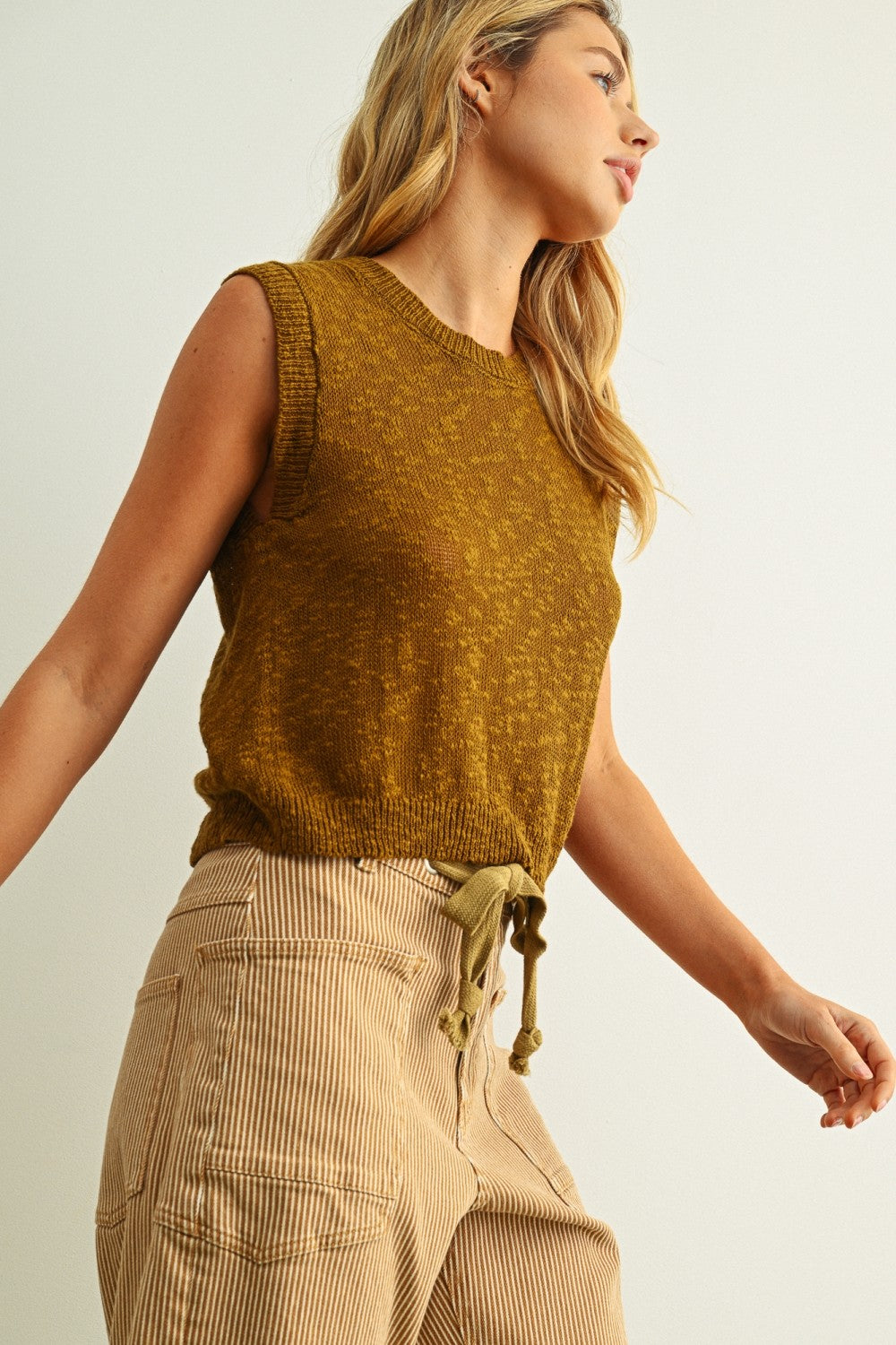 THE OMBRE STYLE SLEEVELESS KNITTED TOP