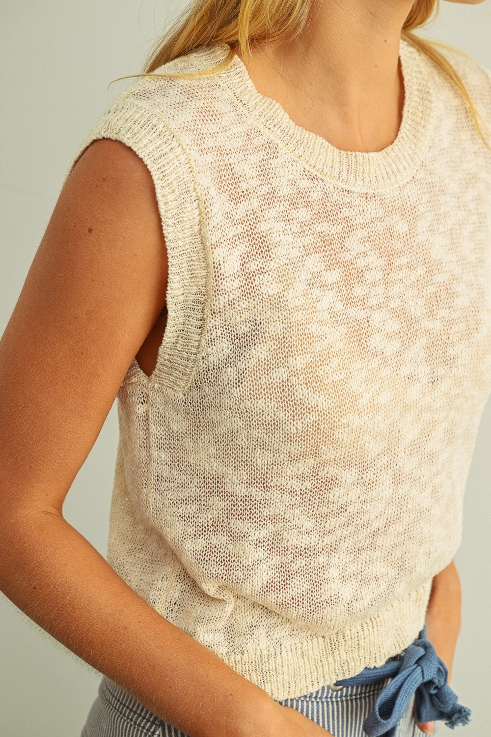 THE OMBRE STYLE SLEEVELESS KNITTED TOP