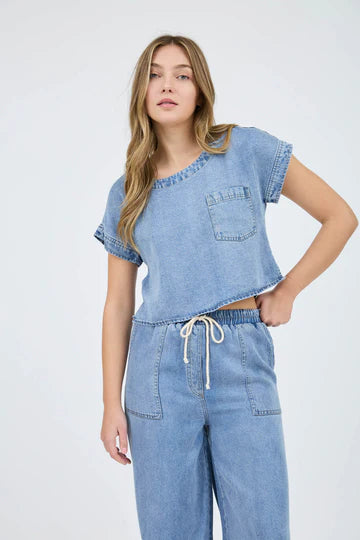 THE WASHED CHAMBRAY BOAT NECK TOP