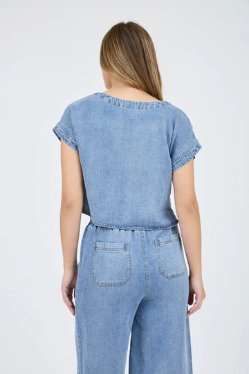 THE WASHED CHAMBRAY BOAT NECK TOP