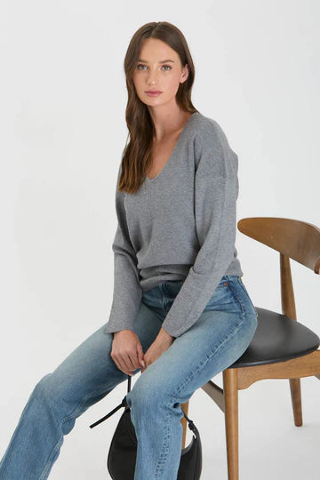 SOLID V NECK FRONT SEAM KNIT SWEATER