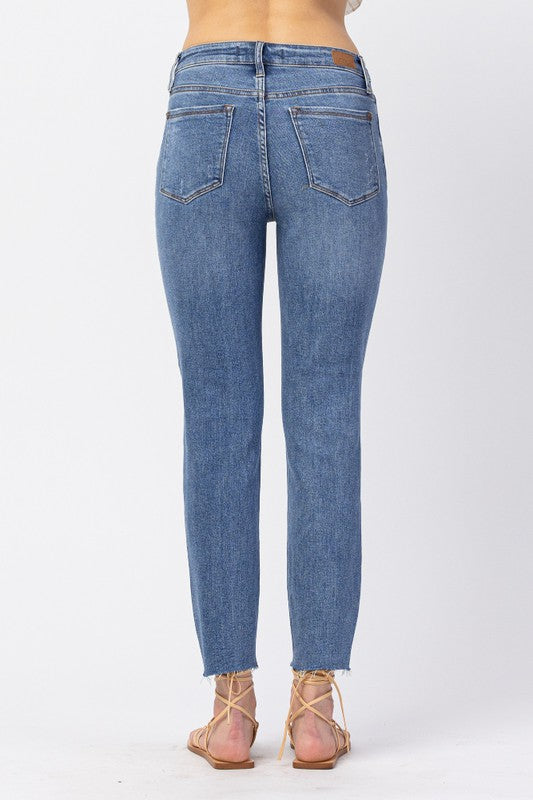 HI-RISE RELAXED FIT WITH A SUNFLOWER EMBROIDERY ON THE POCKET.