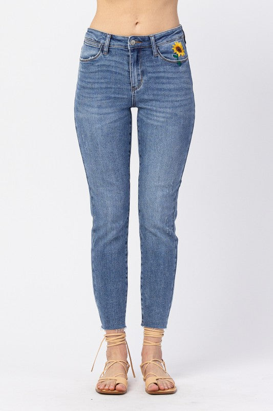 HI-RISE RELAXED FIT WITH A SUNFLOWER EMBROIDERY ON THE POCKET.