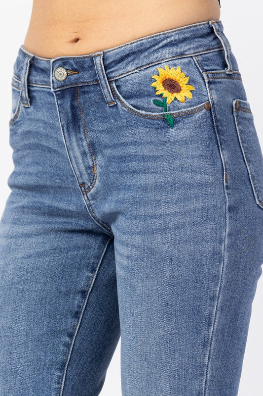 HI-RISE RELAXED FIT WITH A SUNFLOWER EMBROIDERY ON THE POCKET.