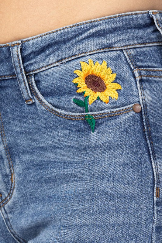 HI-RISE RELAXED FIT WITH A SUNFLOWER EMBROIDERY ON THE POCKET.