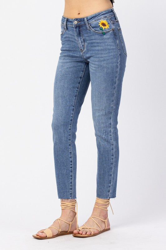 HI-RISE RELAXED FIT WITH A SUNFLOWER EMBROIDERY ON THE POCKET.