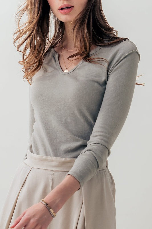 REVERSE SEAM NOTCHED NECK LONG SLEEVE TOP IN 4 COLORES