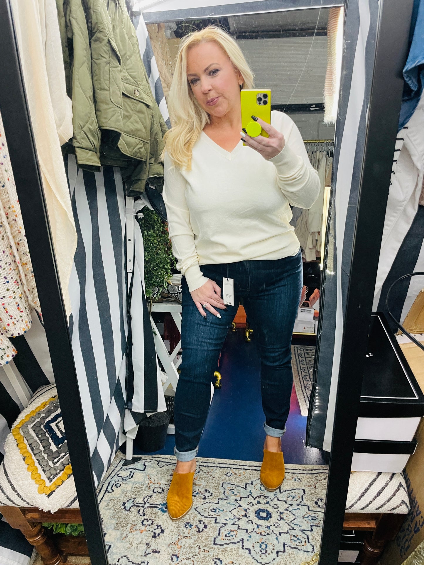 ROUND HEMLINE V-NECK PULLOVER